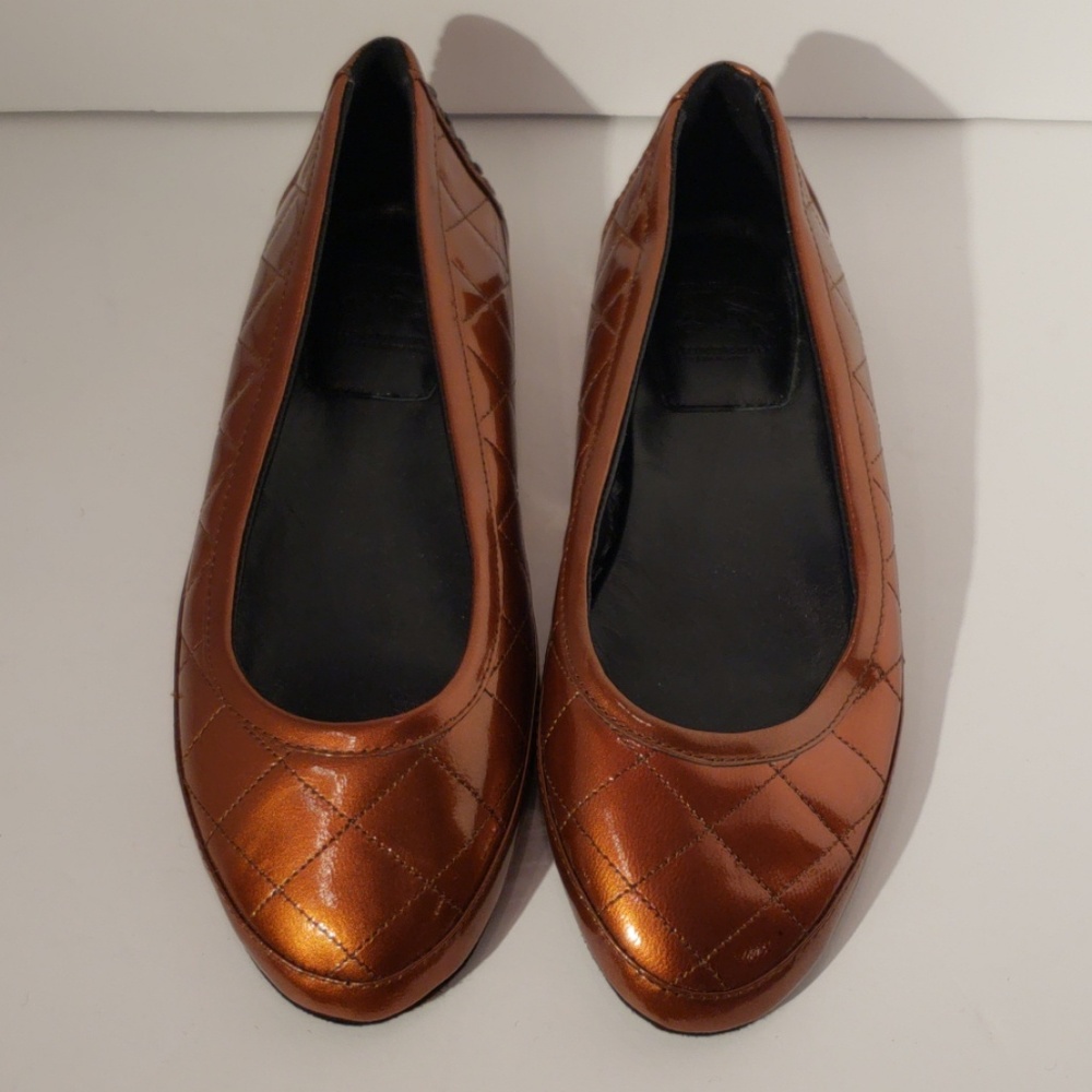 Burberry bronze patent leather quilted slippers